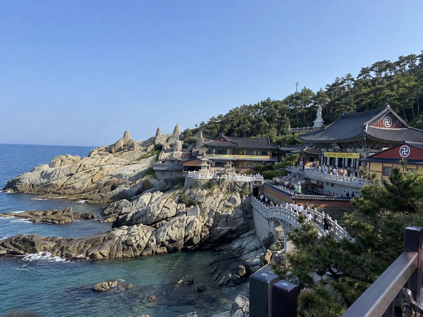 기장 바다와 해안 절벽에 자리한 해동용궁사