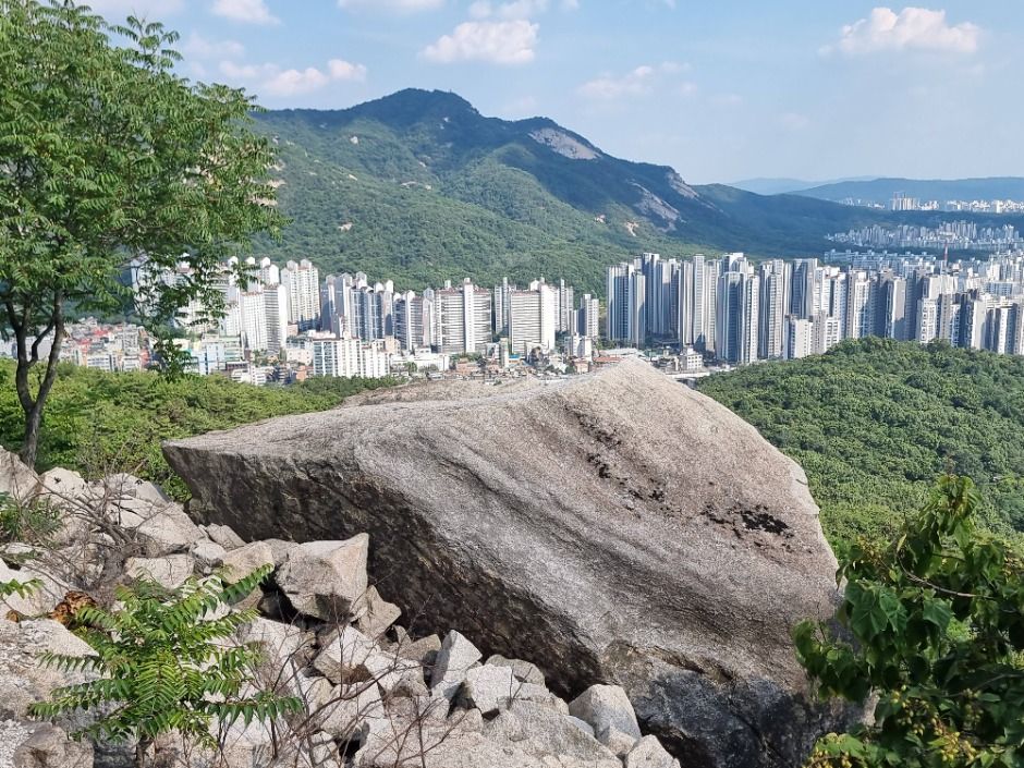 수락산 채석장에서 바라보는 도심과 암릉