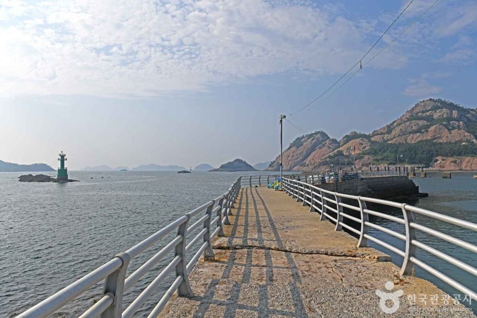 장자도 방파제 보행로와 녹색 등대