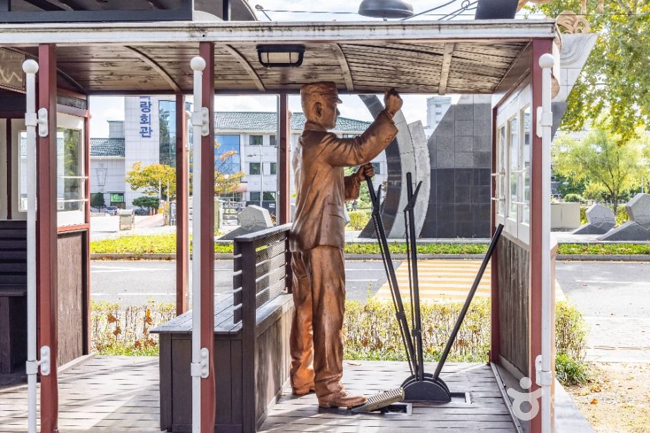 화랑대철도공원 옛 전차의 운전대와 모형 인물