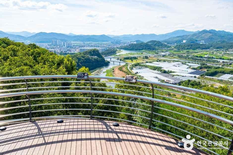 달팽이 전망대 위에서 바라본 밀양강과 마을