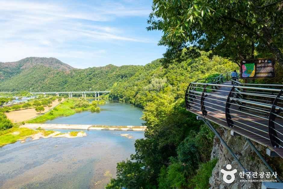 잔도 끝 강변 전망공간과 밀양강