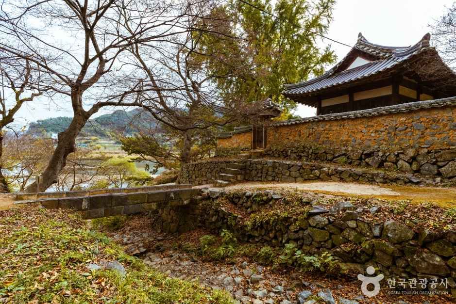월연정 담장과 정자, 강을 향한 주변 길