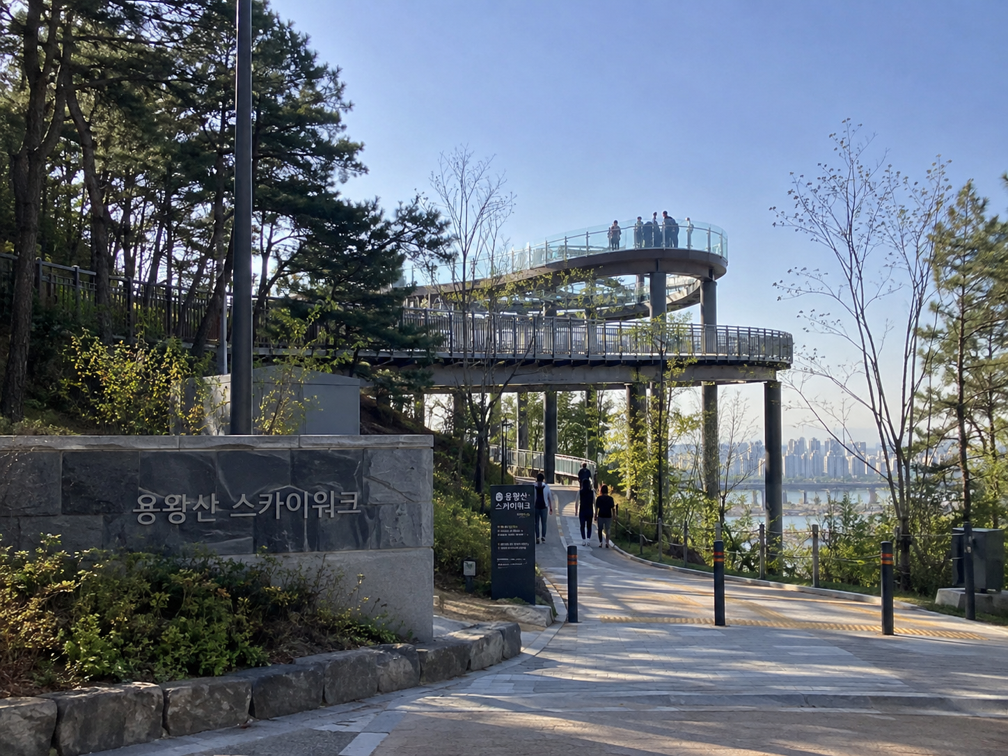 용왕산 스카이워크의 나선형 무장애 데크길